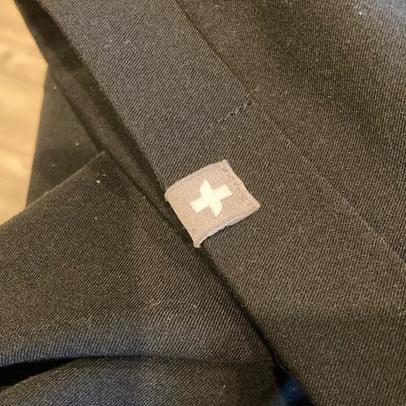 FIGS technical collection Black V-Neck Scrub Top - Picture 3 of 3